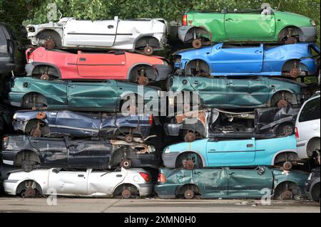 ALLEMAGNE, Norderstedt, Kiesow recyclage et mise à la ferraille pour voitures usagées / DEUTSCHLAND, Norderstedt BEI Hamburg, KIESOW AutoRecycling + Autoteile GmbH, Autoverwertung und Recycling Banque D'Images