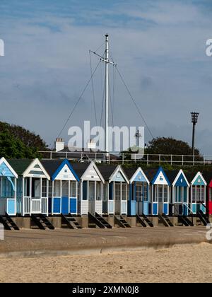 Les cabanes de plage multicolores emblématiques le long du front de mer à Southwold Banque D'Images
