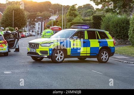 Une voiture de police bloquant une route à cause d'un accident à Hythe, Kent. Banque D'Images