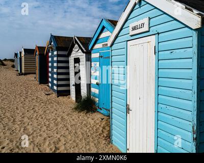 Les cabanes de plage multicolores emblématiques le long du front de mer à Southwold Banque D'Images