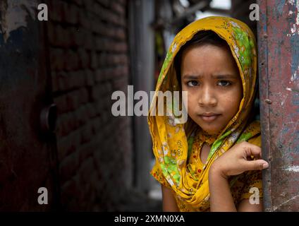 Portrait d'une fille voilée dans le bidonville de Korail, Division de Dhaka, Dhaka, Bangladesh Banque D'Images