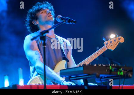 Massa, Italie. 28 juillet 2024. Santi Francesi se produit en direct sur la Piazza Aranci. Crédit : Stefano dalle Luche / Alamy Live News Banque D'Images