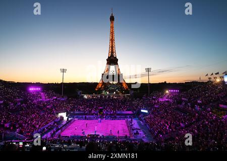 PARIS - FRANCE, 28 juillet 2024, JEUX OLYMPIQUES, coucher de soleil au stade de la Tour Eiffel où se déroule le Beach volley à Paris Banque D'Images