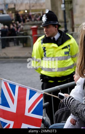 Les policiers qui protègent le public lors de la visite du Queens à Banbury en vertu de leur Charte de 400 ans 2008 Banque D'Images