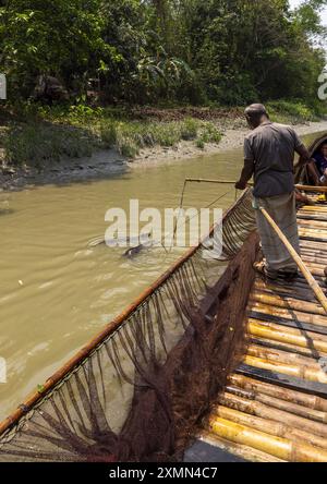 Les pêcheurs bangladais utilisent des loutres pour pêcher dans les Sundarbans, Khulna Division, Narail Sadar, Bangladesh Banque D'Images