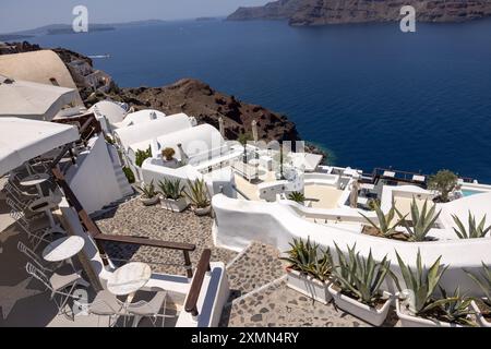 Oia, Santorini, Grèce - 3 juillet 2021: Bâtiments blanchis à la chaux au bord de la falaise de la caldeira, village d'Oia, Santorini, Grèce Banque D'Images