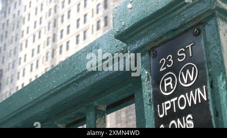 Panneau de métro New York, 23 e station de métro. Bâtiment Flatiron, 5 avenue, Broadway, Madison Square. Barrière d'entrée métropolitaine, sortie des transports publics, Manhattan Midtown, NYC, États-Unis. Banque D'Images