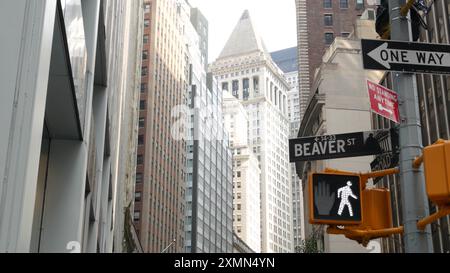 New York, États-Unis. Quartier financier du centre-ville de Manhattan. American Wall Street. Panneau de signalisation à l'angle de Broad et Beaver. Bourse, marché boursier des États-Unis. Feu de circulation au carrefour. Banque D'Images