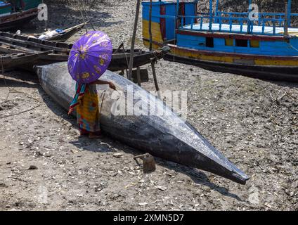 Femme bangladaise réparant un bateau de pêche à Sundarbans, Khulna Division, Shyamnagar, Bangladesh Banque D'Images