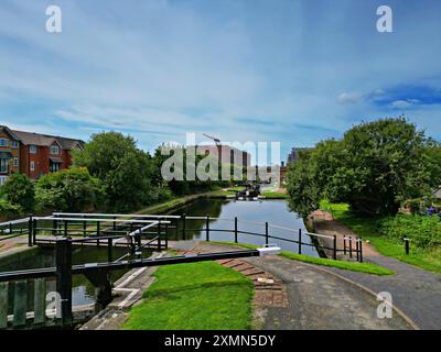 Vue surélevée de Stanley Flight, vol classé Grade II de quatre écluses de canal sur la branche Stanley Dock du canal de Leeds et Liverpool. Banque D'Images