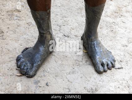 Pieds boueux d'un pêcheur bangladais de retour de la mangrove, Khulna Division, Shyamnagar, Bangladesh Banque D'Images