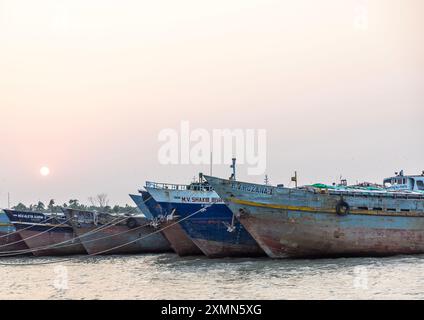 Chalutiers ancrés au coucher du soleil, Khulna Division, Dacope, Bangladesh Banque D'Images