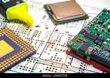 Composants et outils électroniques sur un plan d'ingénierie pour la conception de cartes de circuits imprimés. Banque D'Images