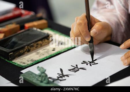 Femme écrit des caractères japonais Banque D'Images