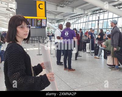 Just Stop Oil Kill action à l'aéroport d'Heathrow et Londres Des activistes de Just Stop Oil tiennent une pancarte lisant Oil Kills à l'aéroport d'Heathrow à Londres, au Royaume-Uni, le 27 juillet 2024. Londres Angleterre Royaume-Uni Copyright : xJustxStopxOilx Banque D'Images