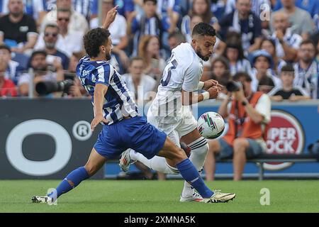 Porto, 07/28/2024 - Futebol Clube do Porto a accueilli Al Nasr à Estádio do Dragão ce soir dans un match de présentation pour les membres de l'équipe pour la saison 2024/25. João Mário ; Alex telles (Miguel Pereira/Global Imagens) Banque D'Images