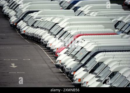 Rangées de fourgonnettes blanches Ford transit dans les quais de Southampton en attente d'expédition 14 avril 2000 photo de Roger Bamber Banque D'Images