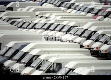 Rangées de fourgonnettes blanches Ford transit dans les quais de Southampton en attente d'expédition 14 avril 2000 photo de Roger Bamber Banque D'Images