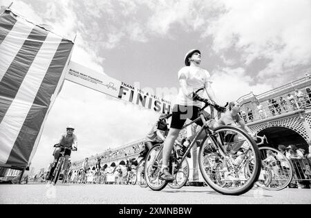 La ligne d'arrivée d'une course cyclable de Londres à Brighton. Elle collecte des fonds pour la British Heart Foundation depuis 1976. C'était l'arrivée de la course Londres-Brighton le 19 juin 1994 photo de Roger Bamber Banque D'Images