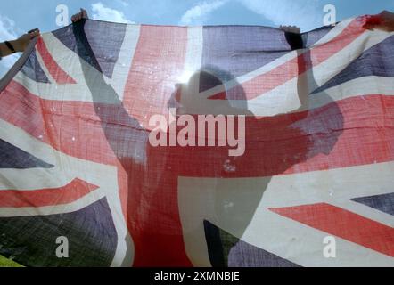 Drapeau de l'Union de la guerre des Boers retenu pour être vu avant la vente aux enchères Vivienne Walters de Sothebys South House inspecte un drapeau de l'Union fragile retiré de l'Agence britannique à Pretoria lors de l'apparition du Boer guerre il y a 100 ans, le 12 octobre 1899, le drapeau enlevé par l agent de sa Majesté M. Conyngham Greene était jusqu'à la vente avec une valeur estimée de 800 livres sterling dans une vente aux enchères d'armures d'armes Militaria et Aeronatica à Sothebys Billingshurst le 9 novembre 1999 7 octobre 1999 Banque D'Images