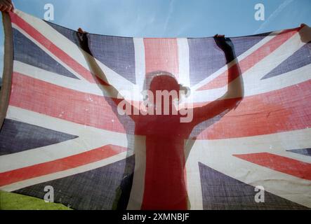 Drapeau de l'Union de la guerre des Boers retenu pour être vu avant la vente aux enchères Vivienne Walters de Sothebys South House inspecte un drapeau de l'Union fragile retiré de l'Agence britannique à Pretoria lors de l'apparition du Boer guerre il y a 100 ans, le 12 octobre 1899, le drapeau enlevé par l agent de sa Majesté M. Conyngham Greene était jusqu'à la vente avec une valeur estimée de 800 livres sterling dans une vente aux enchères d'armures d'armes Militaria et Aeronatica à Sothebys Billingshurst le 9 novembre 1999 7 octobre 1999 Banque D'Images
