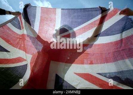 Drapeau de l'Union de la guerre des Boers retenu pour être vu avant la vente aux enchères Vivienne Walters de Sothebys South House inspecte un drapeau de l'Union fragile retiré de l'Agence britannique à Pretoria lors de l'apparition du Boer guerre il y a 100 ans, le 12 octobre 1899, le drapeau enlevé par l agent de sa Majesté M. Conyngham Greene était jusqu'à la vente avec une valeur estimée de 800 livres sterling dans une vente aux enchères d'armures d'armes Militaria et Aeronatica à Sothebys Billingshurst le 9 novembre 1999 7 octobre 1999 Banque D'Images