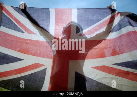 Drapeau de l'Union de la guerre des Boers retenu pour être vu avant la vente aux enchères Vivienne Walters de Sothebys South House inspecte un drapeau de l'Union fragile retiré de l'Agence britannique à Pretoria lors de l'apparition du Boer guerre il y a 100 ans, le 12 octobre 1899, le drapeau enlevé par l agent de sa Majesté M. Conyngham Greene était jusqu'à la vente avec une valeur estimée de 800 livres sterling dans une vente aux enchères d'armures d'armes Militaria et Aeronatica à Sothebys Billingshurst le 9 novembre 1999 7 octobre 1999 Banque D'Images