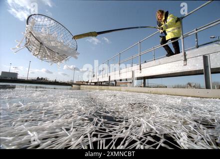 Thames Water Une femme pêchant des bourgeons de coton dans les usines de traitement des eaux usées d'Oxford 9 février 1999 photo de Roger Bamber Banque D'Images