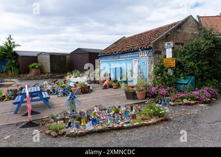 St Monans, Écosse, Royaume-Uni - 13 juillet 2024 : le Welly Boot Garden dans le port de St Monans, sur la côte ouest de l'Écosse, où toutes les vieilles bottes en bottes en bottes sont placées dans le Banque D'Images