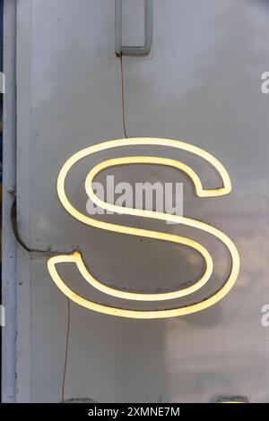 Lettre S majuscule néon allumée. arrière-plan. Banque D'Images