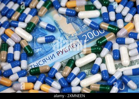 Pilules en capsules dispersées sur des roubles russes. Concept de soins de santé en Russie, affaires pharmaceutiques, prix des médicaments, pharmacie, médecine et économique Banque D'Images