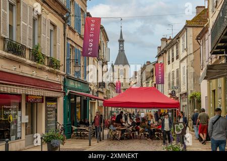 Street Cafe dans Rue Bocquillot, Avallon, Bourgogne, France Banque D'Images