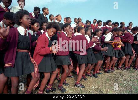 Des écoliers noirs chantent dans la chorale de l'école à Port Elizabeth, en Afrique du Sud. 1996 photo de Roger Bamber Banque D'Images