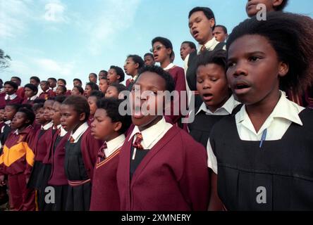 Des écoliers noirs chantent dans la chorale de l'école à Port Elizabeth, en Afrique du Sud. 1996 photo de Roger Bamber Banque D'Images