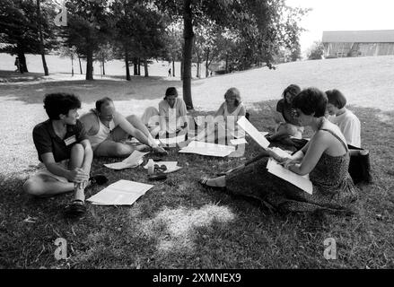 Des étudiants de l'Université Sussex participent à une école d'été sur les pelouses du campus de l'Université à Falmer, Brighton, 21 juillet 1995 photo de Roger Bamber Banque D'Images