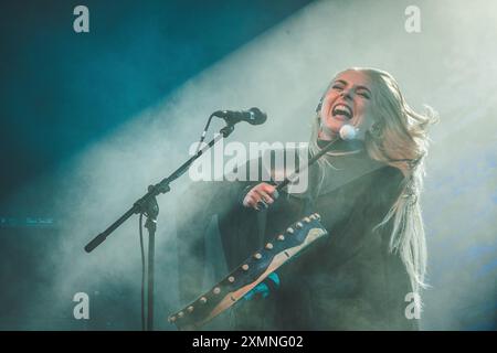 Sydregote, île Féroé. 19 juillet 2024. Le chanteur, compositeur et musicien féroïen Eivor donne un concert au festival de musique féroïen G Festival 2024 à Sydregote. Banque D'Images