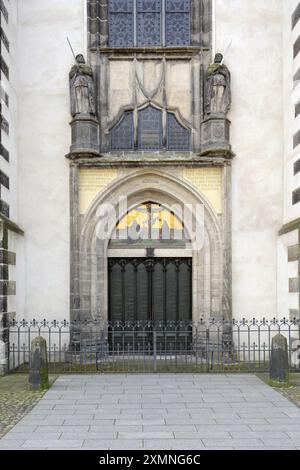 Toute l'église Sainte ou l'église du château, thèses porte où Martin Luther a posté en latin ses 95 thèses, Luther ville Wittenberg, Saxe Anhalt, Allemagne Banque D'Images