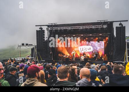 Sydregote, île Féroé. 20 juillet 2024. Le musicien, chanteur et auteur-compositeur féroïen Teitur donne un concert en direct lors du festival de musique féroïen G Festival 2024 à Sydregote. Banque D'Images
