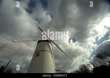 Moulin à vent , Patcham , près de Brighton , East Sussex Un moulin à tour de briques blanches classé Grade II maintenant une maison privée 1,2. C'était le dernier moulin à vent construit dans le Sussex, en 1885. Sa vie active en tant que moulin a pris fin en 1924 et il a été converti en une utilisation résidentielle de quatre chambres en 1960 et est une maison privée en 2021 22 février 1999 photo de Roger Bamber Banque D'Images