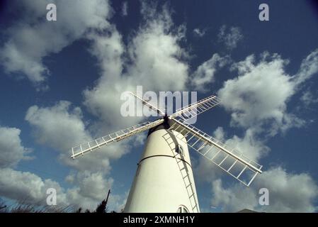 Moulin à vent , Patcham , près de Brighton , East Sussex Un moulin à tour de briques blanches classé Grade II maintenant une maison privée 1,2. C'était le dernier moulin à vent construit dans le Sussex, en 1885. Sa vie active en tant que moulin a pris fin en 1924 et il a été converti en une utilisation résidentielle de quatre chambres en 1960 et est une maison privée en 2021 22 février 1999 photo de Roger Bamber Banque D'Images