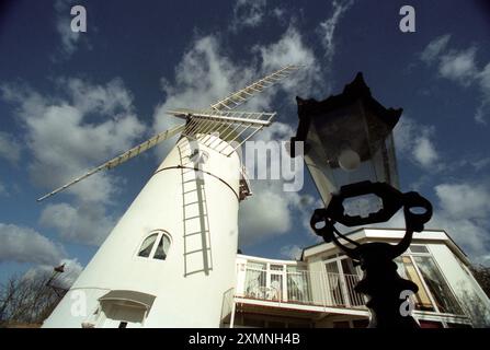 Moulin à vent , Patcham , près de Brighton , East Sussex Un moulin à tour de briques blanches classé Grade II maintenant une maison privée 1,2. C'était le dernier moulin à vent construit dans le Sussex, en 1885. Sa vie active en tant que moulin a pris fin en 1924 et il a été converti en une utilisation résidentielle de quatre chambres en 1960 et est une maison privée en 2021 22 février 1999 photo de Roger Bamber Banque D'Images