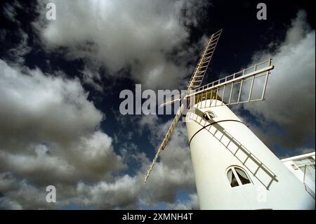 Moulin à vent , Patcham , près de Brighton , East Sussex Un moulin à tour de briques blanches classé Grade II maintenant une maison privée 1,2. C'était le dernier moulin à vent construit dans le Sussex, en 1885. Sa vie active en tant que moulin a pris fin en 1924 et il a été converti en une utilisation résidentielle de quatre chambres en 1960 et est une maison privée en 2021 22 février 1999 photo de Roger Bamber Banque D'Images