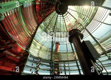 Le gardien de phare Dermot Cronin regarde à travers l'objectif du dernier phare habité de Grande-Bretagne le North Foreland à Broadstairs Kent qui a été automatisé le 26 novembre 1998 M. Cronin a pris sa retraite ce jour-là - il était le dernier gardien de phare en Grande-Bretagne photo de Roger Bamber novembre 1998 Banque D'Images