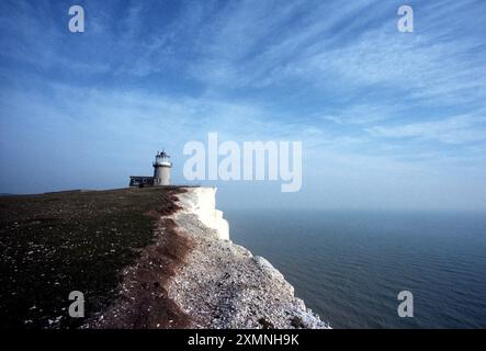 Phare de belle tout Beachy Head, près d'Eastbourne , East Sussex L'érosion des falaises de craie a obligé à le déplacer en 1999. Elle a été prise l'année avant que le phare ne soit retiré des falaises en ruine. Shan Lancaster 29 septembre 1998 photo de Roger Bamber Banque D'Images