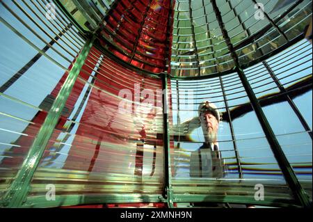 Le gardien de phare Dermot Cronin regarde à travers l'objectif du dernier phare habité de Grande-Bretagne le North Foreland à Broadstairs Kent qui a été automatisé le 26 novembre 1998 M. Cronin a pris sa retraite ce jour-là - il était le dernier gardien de phare en Grande-Bretagne photo de Roger Bamber novembre 1998 Banque D'Images