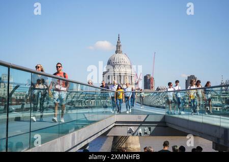 Londres, Royaume-Uni. 29 juillet 2024. Piétons sur Millennium Bridge sous le soleil. Les autorités sanitaires britanniques ont émis des avertissements jaunes pour Londres et le sud-est de l'Angleterre alors qu'une vague de chaleur devrait pousser les températures au-dessus de 30C crédit : Amer Ghazzal/Alamy Live News Banque D'Images