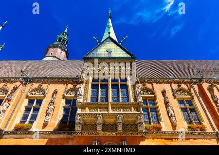 Oriel orné à l'ancien hôtel de ville de Wroclaw sur la place du marché de la vieille ville, Wroclaw, Pologne Banque D'Images