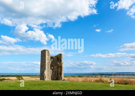 Hadleigh Castle, Essex, Royaume-Uni, regardant vers l'estuaire de la Tamise, en été Banque D'Images