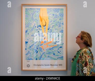 Shapero Modern, Londres, Royaume-Uni. 29 juillet 2024. Shapero Modern expose un ensemble complet d’affiches des Jeux Olympiques d’été de Munich 1972, commandées par le Comité Olympique, dans sa galerie de la rue Maddox jusqu’à la fin du mois d’août pour coïncider avec les Jeux Olympiques de Paris. Image : David Hockney. Crédit : Malcolm Park/Alamy Live News Banque D'Images