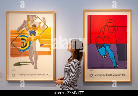 Shapero Modern, Londres, Royaume-Uni. 29 juillet 2024. Shapero Modern expose un ensemble complet d’affiches des Jeux Olympiques d’été de Munich 1972, commandées par le Comité Olympique, dans sa galerie de la rue Maddox jusqu’à la fin du mois d’août pour coïncider avec les Jeux Olympiques de Paris. De gauche à droite (artistes) : Peter Phillips ; Valerio Adami. Crédit : Malcolm Park/Alamy Live News Banque D'Images